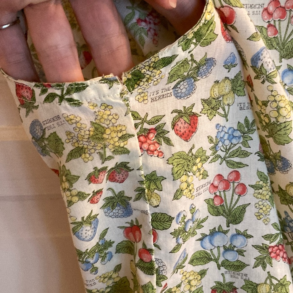 Cream Sleeveless Blouse with Peter Pan Collar fruit print vintage - Picture 7 of 8